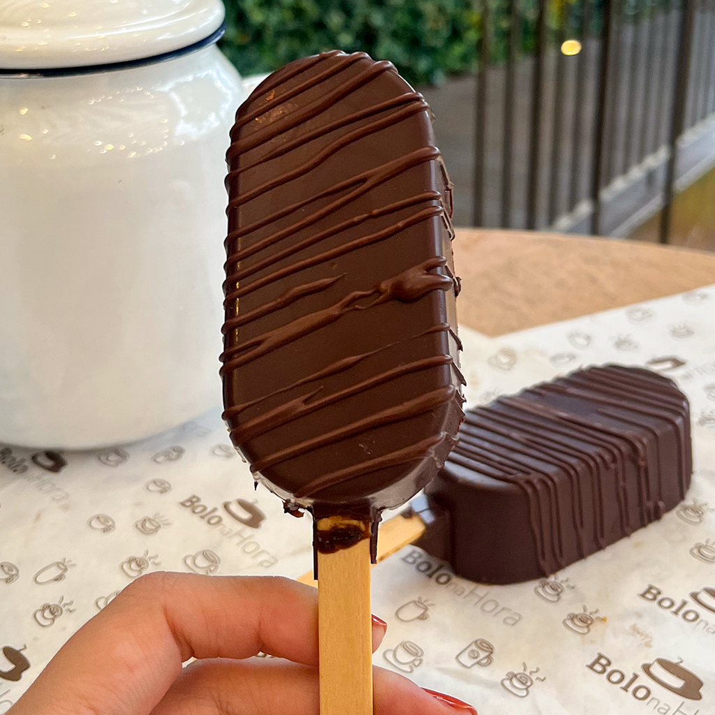 PICOLÉ DE BOLO DE CENOURA